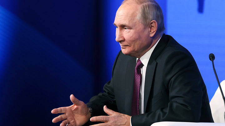 Vladimir Putin's hands could suggest health problems, former British Army chief says
