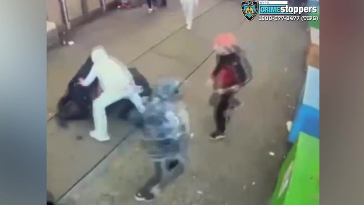 Suspects punch and kick police in head in New York City