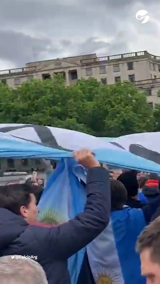 Finalissima: así fue el banderazo de hinchas argentinos en Londres