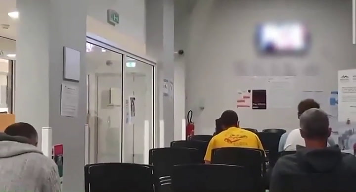 Investigan la proyección de un video porno en una sala de espera en un hospital - Fuente: Twitter