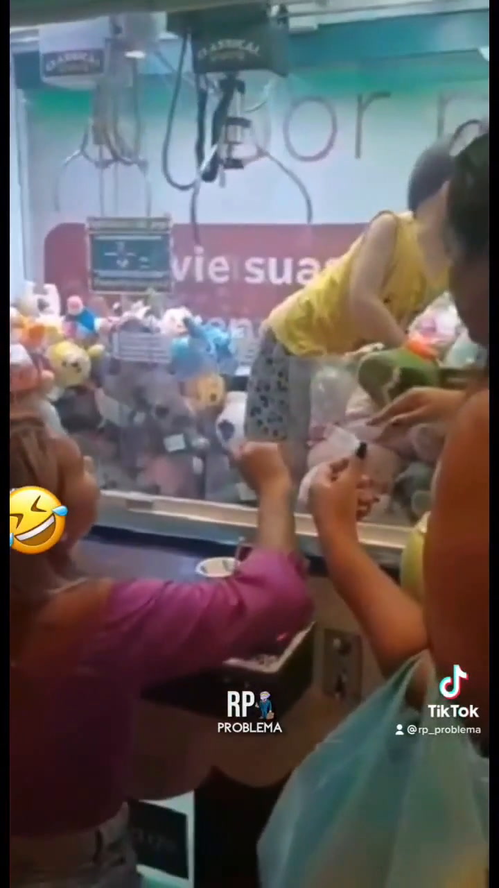 Samuel se metió en una máquina de peluches en un centro comercial de Río de Janeiro
