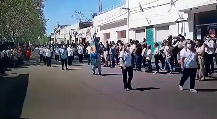 Ataque a la oposición durante un desfile de alumnos y personal de salud en Carmen de Areco