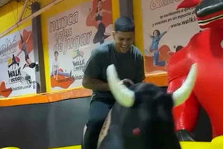 Marcos Rojo se subió a un toro mecánico y se hizo viral