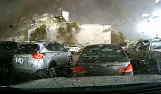 FILMÉ : Une tornade détruit un bâtiment au complet