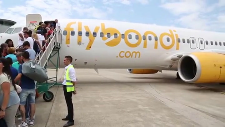 Imágenes del primer avión de Flybondi que partió de Córdoba con destino a Puerto Iguazú