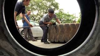 De la guerra a la paz, las viejas sandalias del Viet Cong siguen marchando