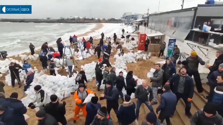 Forman una cadena humana en Odessa para llenar sacos de arena para proteger la ciudad