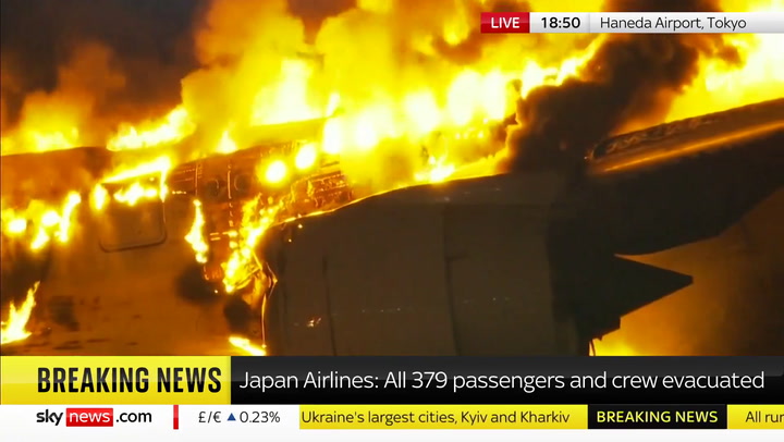 El avión de Japan Airlines quedó totalmente envuelto en llamas