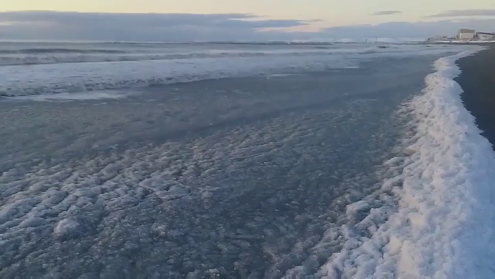 El frío extremo congela el mar en la ciudad fueguina de Río Grande