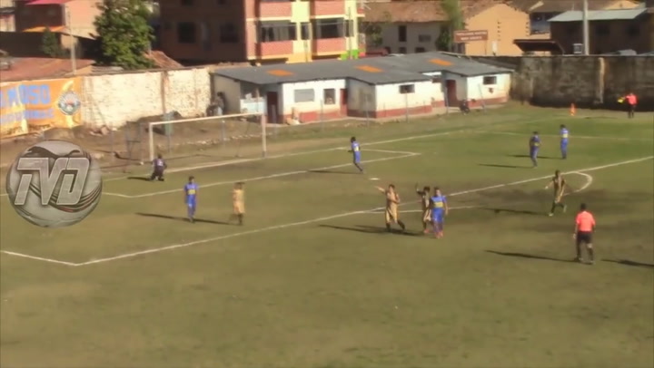 Un árbitro valida un gol a través de una video cámara en la Copa Perú - Fuente: YouTube