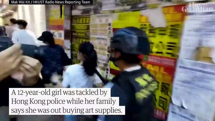 Violento arresto a una niña de 12 años en Hong Kong - Fuente: The Guardian