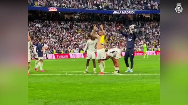 Elenco do Real Madrid comemora com a torcida pouco antes de garantir o título de LaLiga