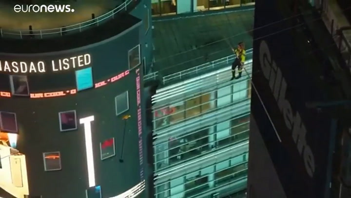 Dos hermanos equilibristas cruzaron Times Square por un cable a 80 metros de altura - Fuente: Eurone