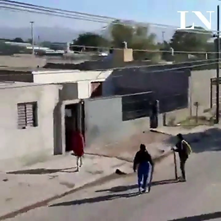 Salvaje golpiza con palos a una mujer tras el robo de su moto