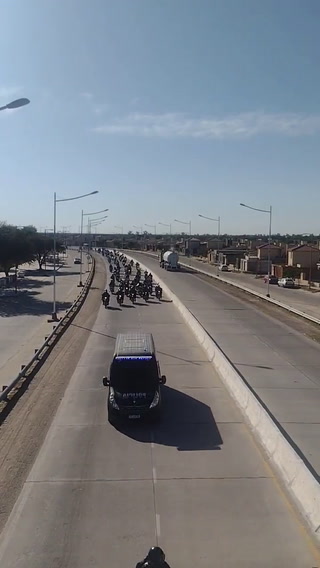 La caravana de motos detrás del micro de Boca en Santiago