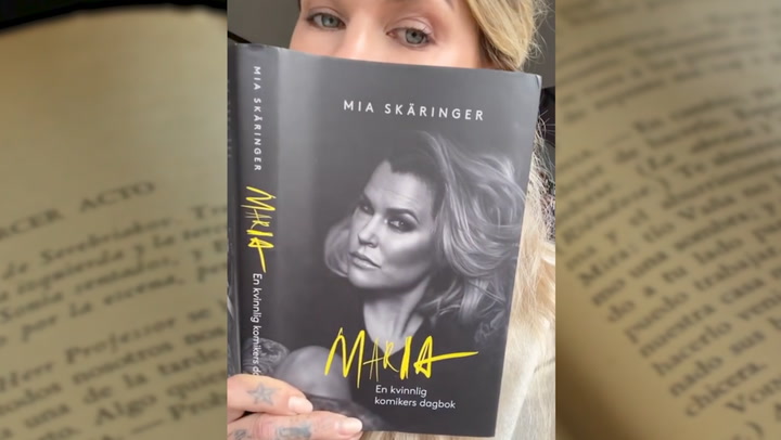 Mia Skäringer stöttas efter första orden ur nya boken