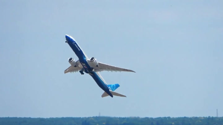 Boeing 777X jet performs staggering steep take-off