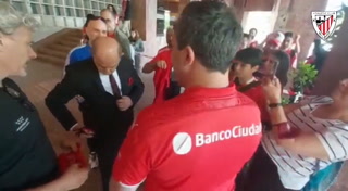 Bochini recibe regalos de los hinchas del Rojo que viven en España