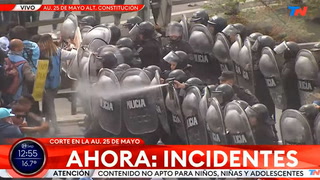 Incidentes entre la Policía y los piqueteros que cortan la autopista 25 de Mayo en el acceso a la Ciudad