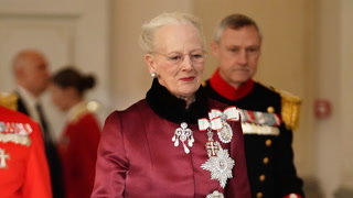 Dronning Margrethe ankommer med stil til ny festlig kur