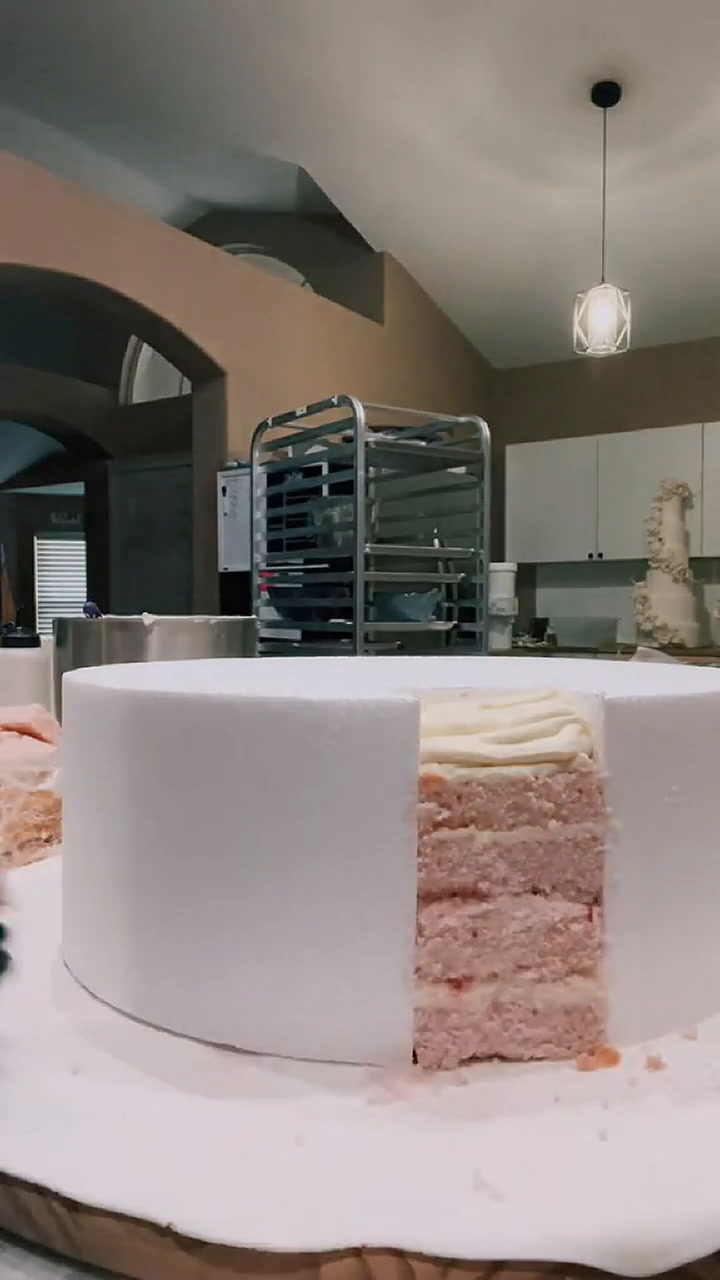 Una repostera mostró cómo es que prepara las tortas de casamiento tradicionales