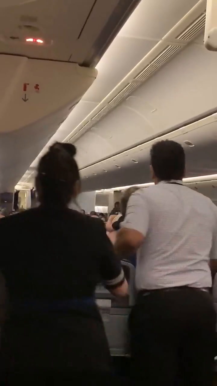 Un usuario compartió el momento en que una azafata de United Airlines recibe fuerte amenaza