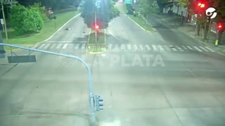 Una chica de 20 años cruzó el semáforo en rojo y asesinó a un motociclista