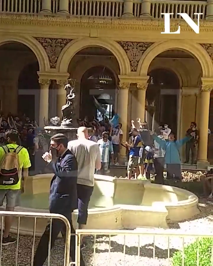 Descontrol en la Casa Rosada durante el velatorio de Maradona