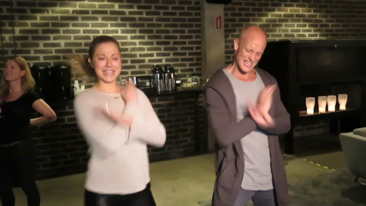 Tobias Karlsson och Sigrid Bernson dansar