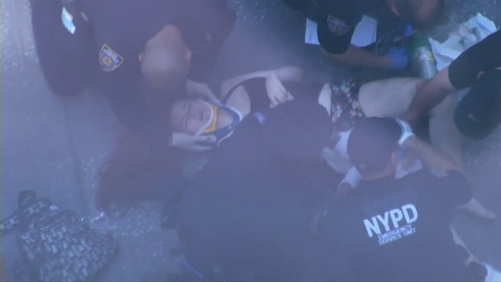 Rescatistas de la Policía de Nueva York asistiendo a los heridos