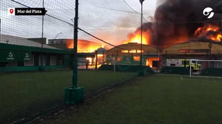 Se incendió una fábrica de plásticos en Mar del Plata y evacúan a los vecinos