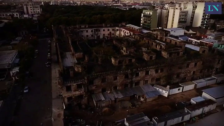 La vieja cárcel de Caseros, vista desde el drone de LA NACION