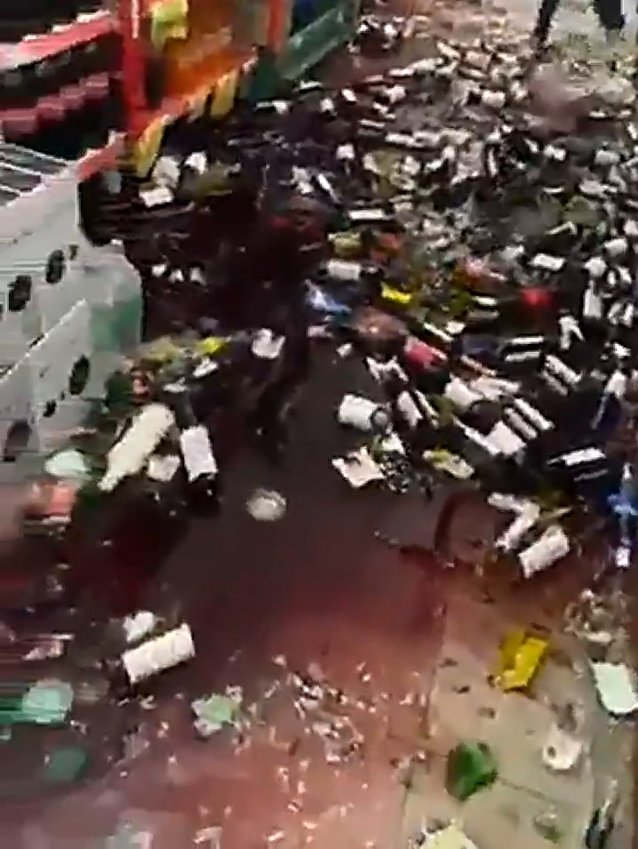Una mujer arrojó botellas de vino al piso luego que la despidieran en un supermercado