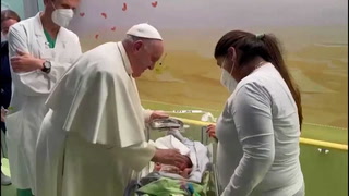 El papa Francisco bautizó a un niño durante su internación y visitó niños
