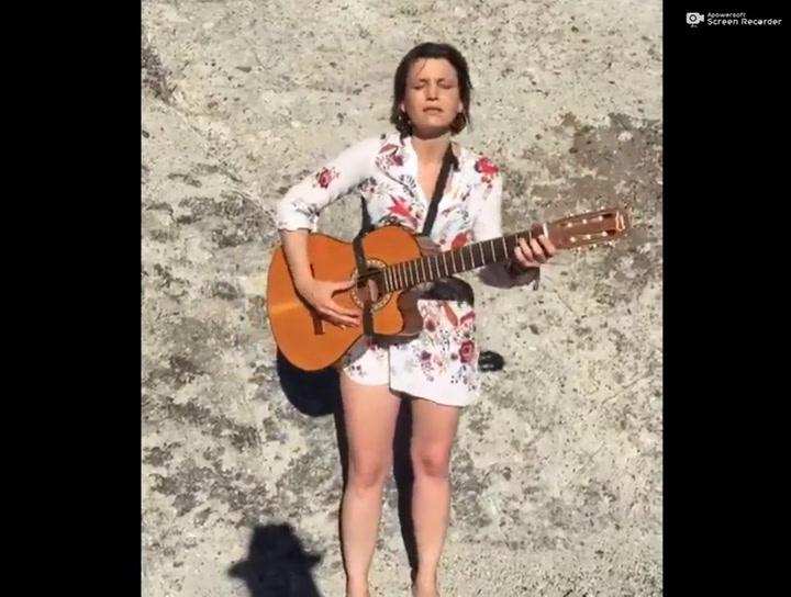 Inés Zorreguieta solía cantar y acompañar su voz con la guitarra. Fuente: Twitter
