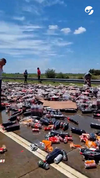 Un camión que transportaba gaseosas volcó en una ruta de Santa Fe: cientos de botellas quedaron tiradas sobre el asfalto