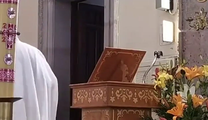 Padre interrumpe misa para contestar una llamada del Papa - Fuente: YouTube