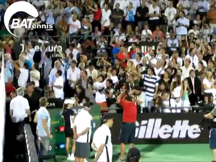Roger Federer en uno de los partidos que jugó contra Del Potro en Tigre - Fuente: BATenis