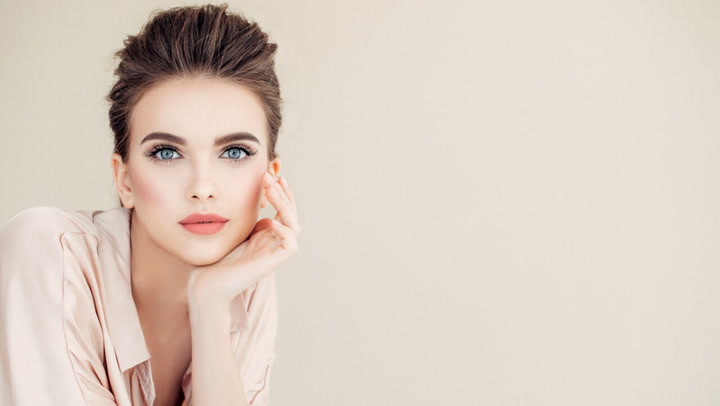 Best Makeup For Blue Eyes According To