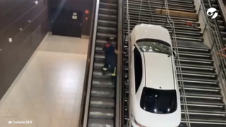 "Robó un auto y lo encajó en las escaleras del metro de Madrid"