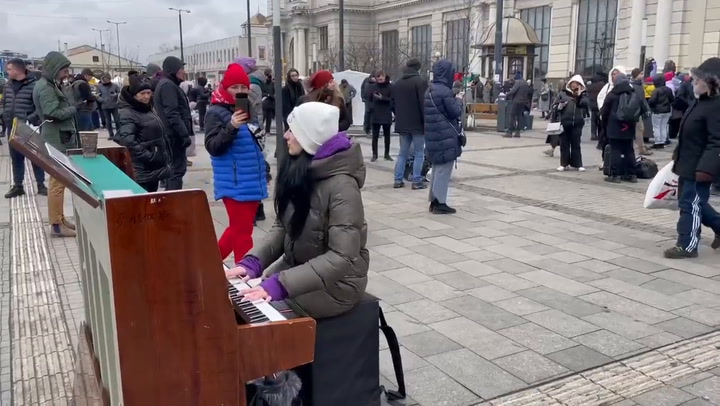 La pianista que acompaña a los refugiados con su música y se hizo viral