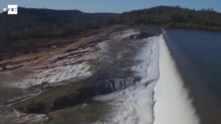 Casi 200.000 evacuados en California por daños en la presa Oroville