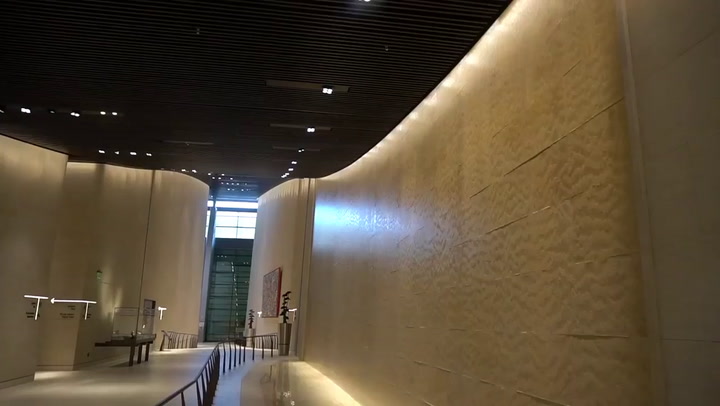 El recorrido del youtuber por la galería de arte en el aeropuerto de Qatar