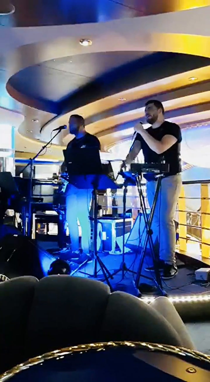 Bruno Giovos, un argentino que trabaja como cantante en un crucero, está varado en Lisboa