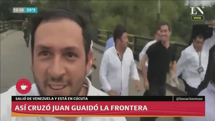El momento en que Juan Guaidó cruza la frontera de Venezuela y llega a Colombia