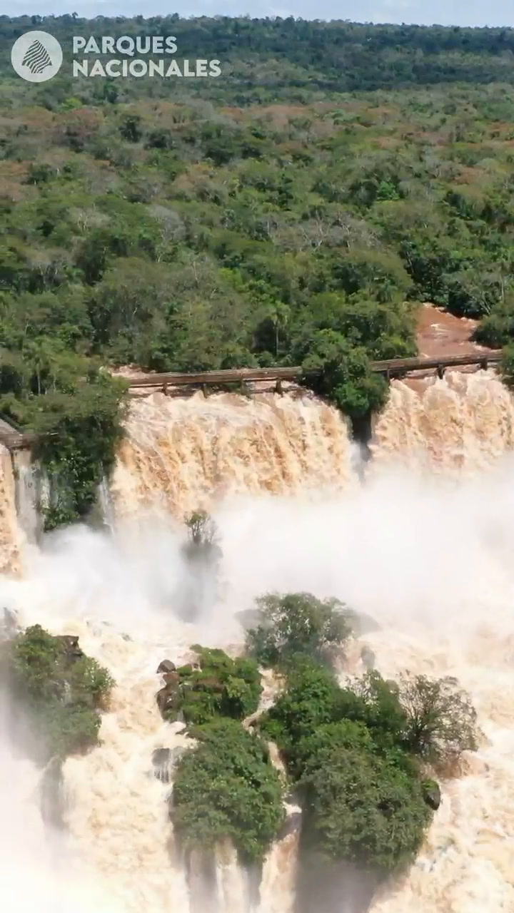 Misiones: un turista cayó a las cataratas del Iguazú y lo buscan intensamente