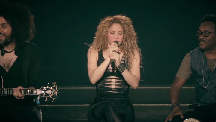 Shakira canta Antología en Milán