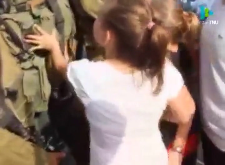 Una niña palestina golpeó a un soldado israelí