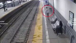 Robó una mochila en una estación de tren y se quedó revisándola