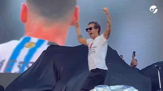 Harry Styles salió a festejar al escenario junto a las fans el triunfo de Argentina